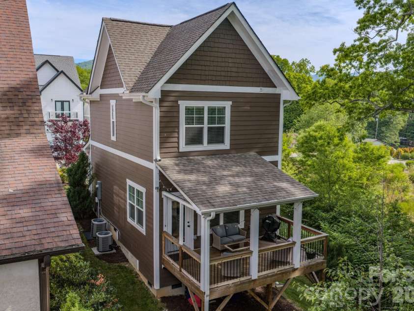 15 Tudor Way, Black Mountain, NC 28711.  MLS# CAR4379206, YatesRealty ID 26511. 