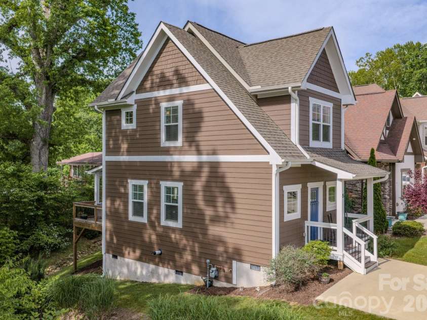 15 Tudor Way, Black Mountain, NC 28711.  MLS# CAR4379206, YatesRealty ID 26511. 