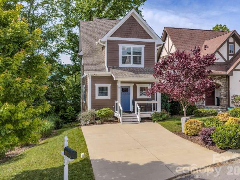 15 Tudor Way, Black Mountain, NC 28711.  MLS# CAR4379206, YatesRealty ID 26511. Driveway