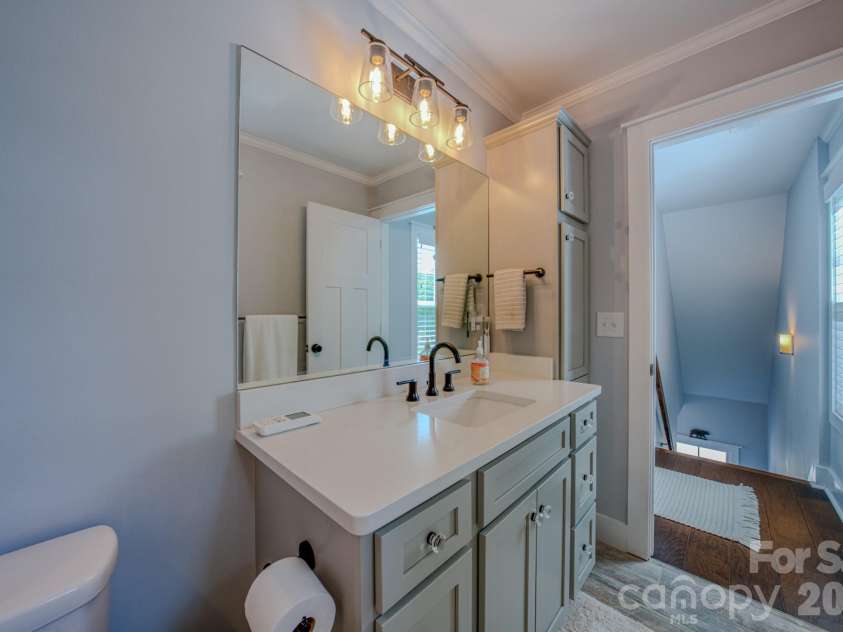 15 Tudor Way, Black Mountain, NC 28711.  MLS# CAR4379206, YatesRealty ID 26511. Full Bath