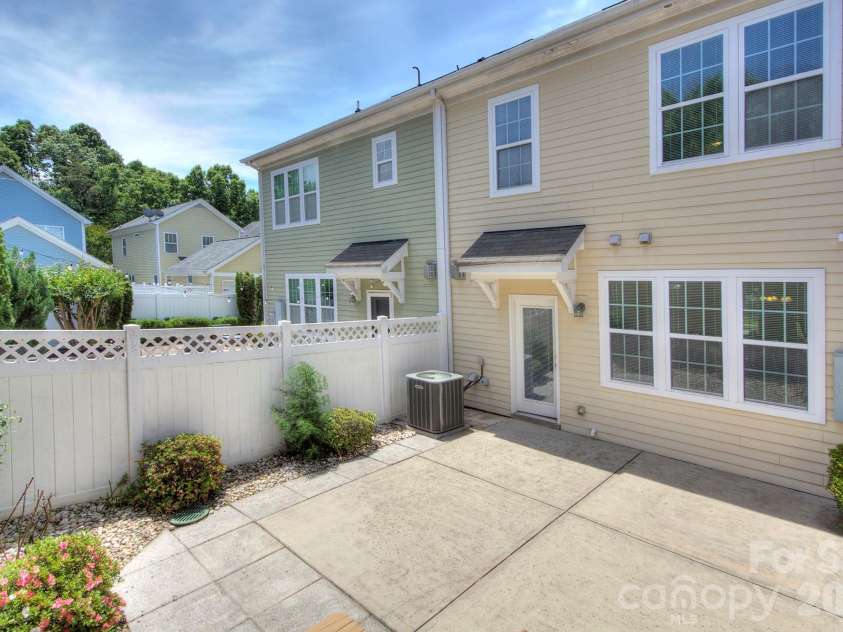 1023 White Point Drive, Huntersville, NC 28078.  MLS# CAR4380132, YatesRealty ID 26513. 