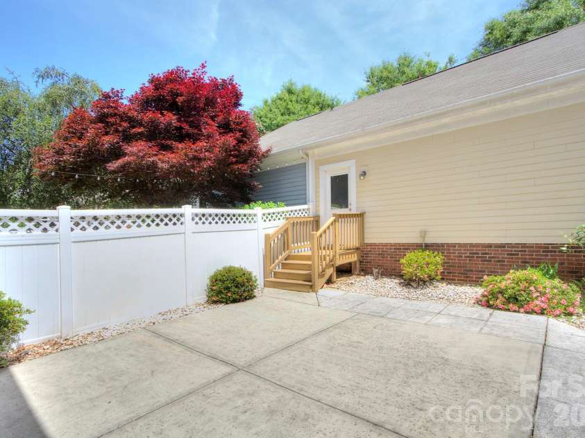 1023 White Point Drive, Huntersville, NC 28078.  MLS# CAR4380132, YatesRealty ID 26513. 