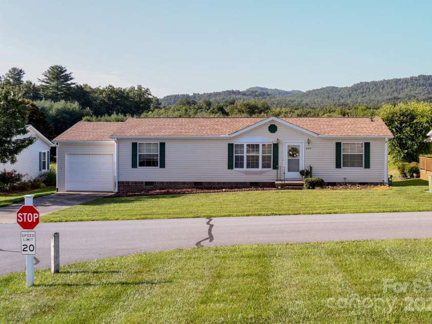 408 Riverwind Drive, Hendersonville, NC 28739.  MLS# CAR4268299, YatesRealty ID 26513. 