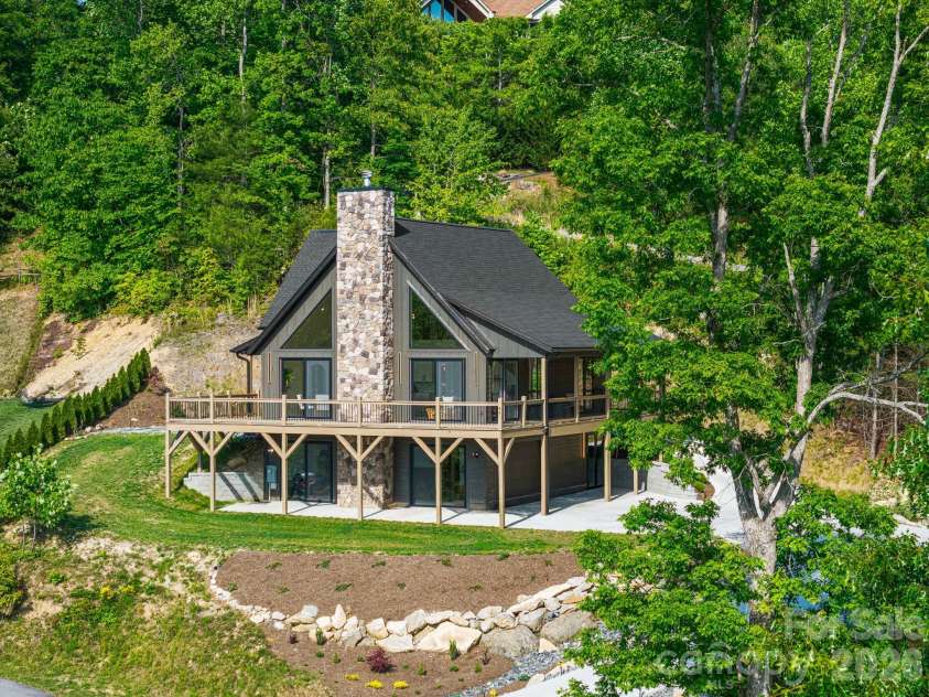 96 Crystal Lake Drive, Hendersonville, NC 28739.  MLS# CAR4383491, YatesRealty ID 26514. 