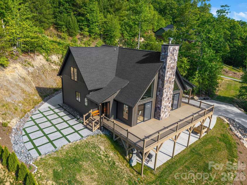 96 Crystal Lake Drive, Hendersonville, NC 28739.  MLS# CAR4383491, YatesRealty ID 26514. 
