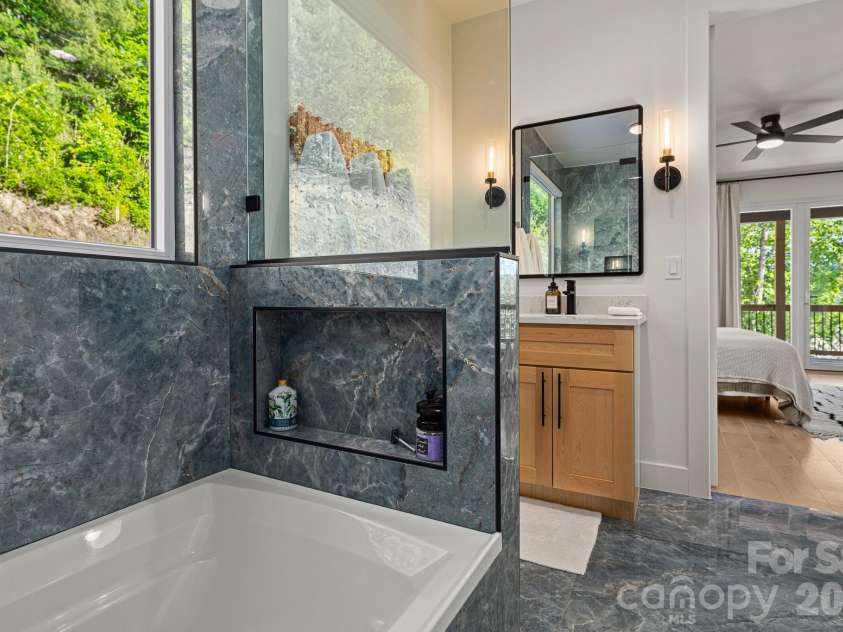 96 Crystal Lake Drive, Hendersonville, NC 28739.  MLS# CAR4383491, YatesRealty ID 26514. 