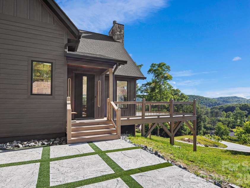 96 Crystal Lake Drive, Hendersonville, NC 28739.  MLS# CAR4383491, YatesRealty ID 26514. 