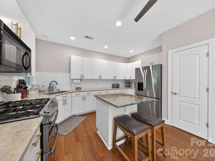 9024 Bonnie Briar Circle, Charlotte, NC 28277.  MLS# CAR4383009, YatesRealty ID 26516. 