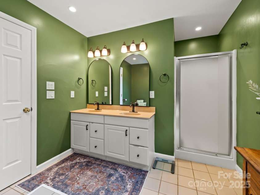 3 Neighborly Drive, Candler, NC 28715.  MLS# CAR4279454, YatesRealty ID 26517. Primary Bath