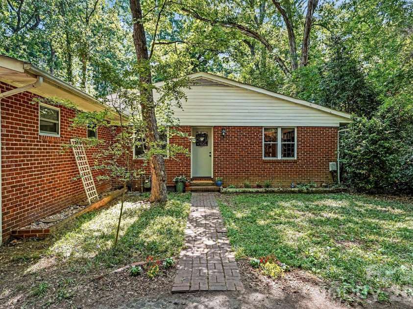 812 Saint Michaels Lane, Gastonia, NC 28052.  MLS# CAR4384333, YatesRealty ID 26518. 