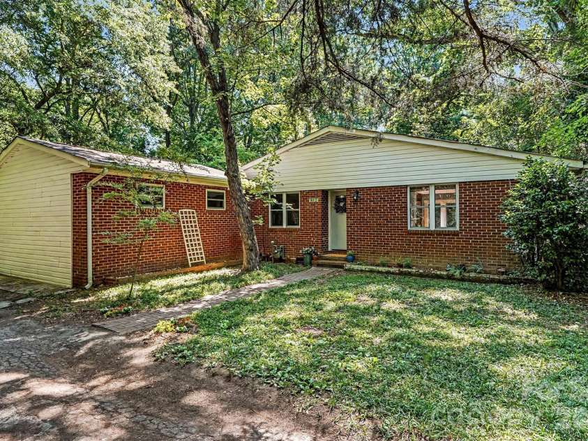 812 Saint Michaels Lane, Gastonia, NC 28052.  MLS# CAR4384333, YatesRealty ID 26518. 