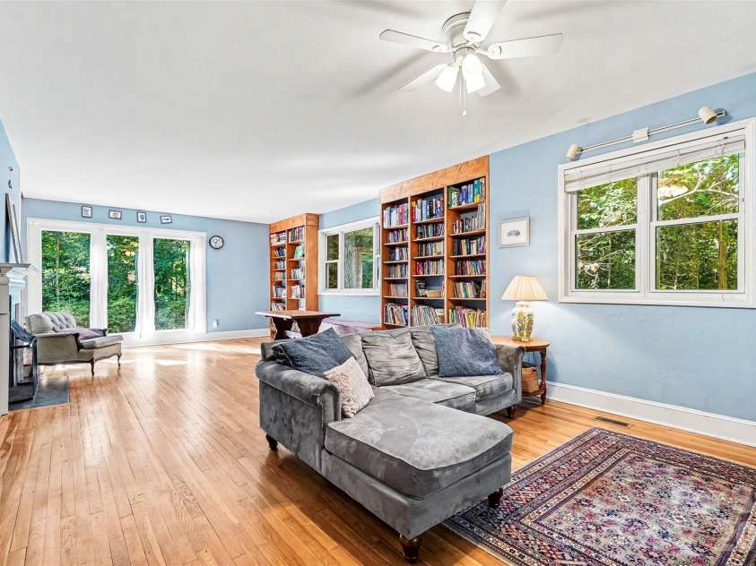 812 Saint Michaels Lane, Gastonia, NC 28052.  MLS# CAR4384333, YatesRealty ID 26518. 