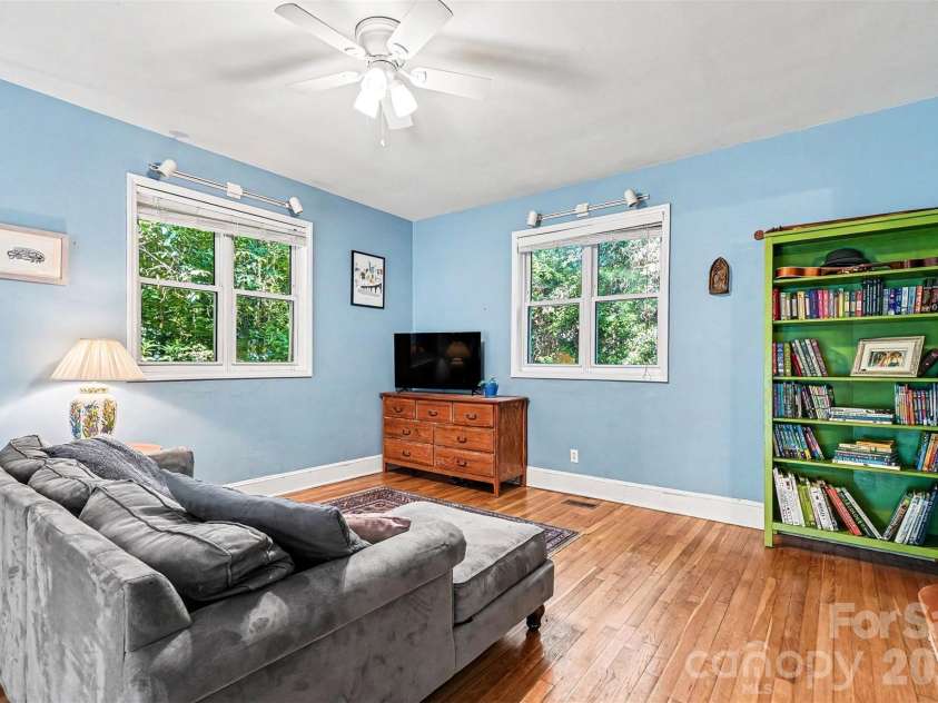 812 Saint Michaels Lane, Gastonia, NC 28052.  MLS# CAR4384333, YatesRealty ID 26518. 