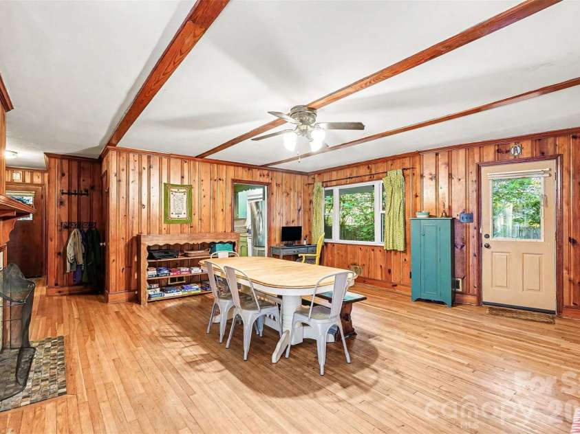 812 Saint Michaels Lane, Gastonia, NC 28052.  MLS# CAR4384333, YatesRealty ID 26518. 