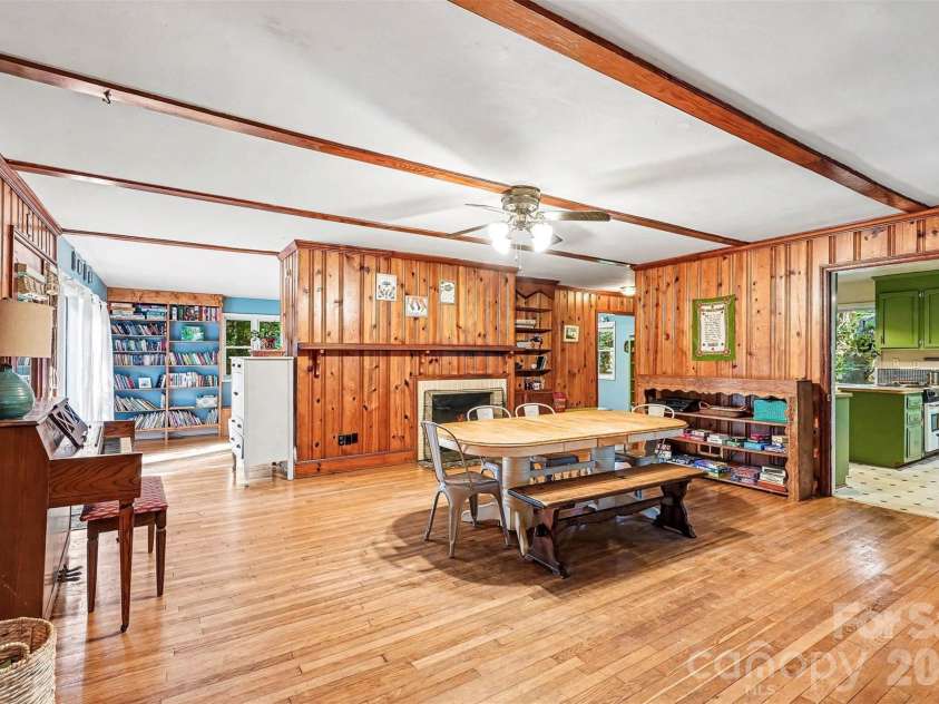 812 Saint Michaels Lane, Gastonia, NC 28052.  MLS# CAR4384333, YatesRealty ID 26518. 