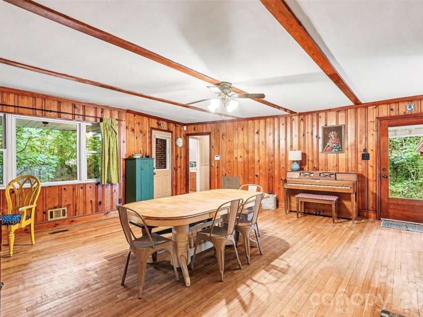 812 Saint Michaels Lane, Gastonia, NC 28052.  MLS# CAR4384333, YatesRealty ID 26518. 