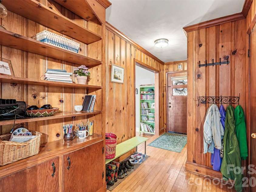812 Saint Michaels Lane, Gastonia, NC 28052.  MLS# CAR4384333, YatesRealty ID 26518. 