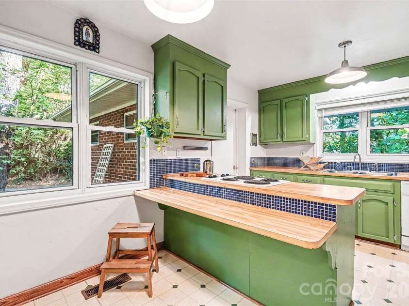 812 Saint Michaels Lane, Gastonia, NC 28052.  MLS# CAR4384333, YatesRealty ID 26518. 