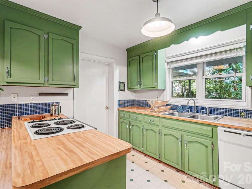 812 Saint Michaels Lane, Gastonia, NC 28052.  MLS# CAR4384333, YatesRealty ID 26518. 