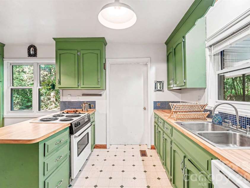812 Saint Michaels Lane, Gastonia, NC 28052.  MLS# CAR4384333, YatesRealty ID 26518. 
