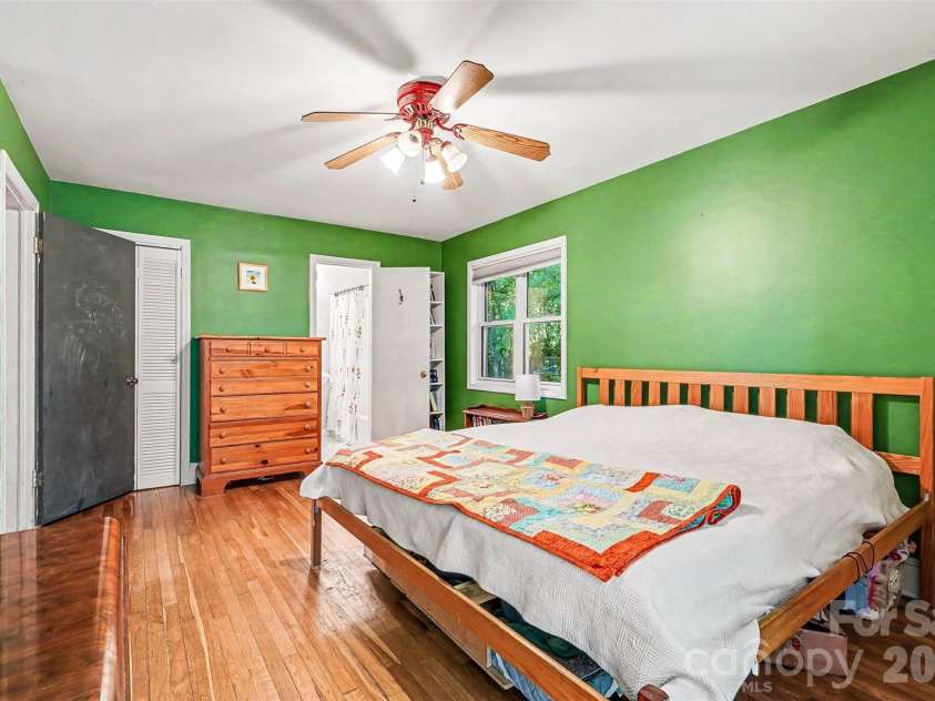 812 Saint Michaels Lane, Gastonia, NC 28052.  MLS# CAR4384333, YatesRealty ID 26518. 