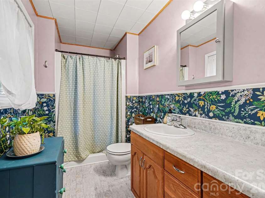 812 Saint Michaels Lane, Gastonia, NC 28052.  MLS# CAR4384333, YatesRealty ID 26518. 