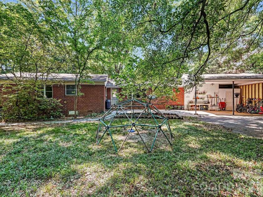 812 Saint Michaels Lane, Gastonia, NC 28052.  MLS# CAR4384333, YatesRealty ID 26518. 