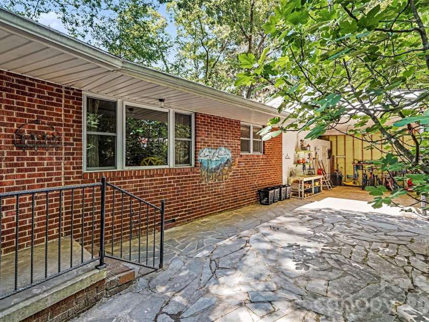 812 Saint Michaels Lane, Gastonia, NC 28052.  MLS# CAR4384333, YatesRealty ID 26518. 