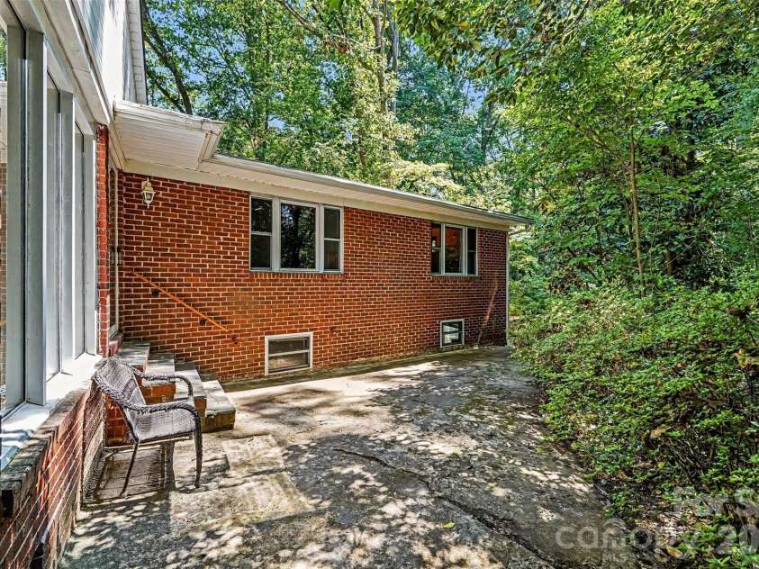 812 Saint Michaels Lane, Gastonia, NC 28052.  MLS# CAR4384333, YatesRealty ID 26518. 