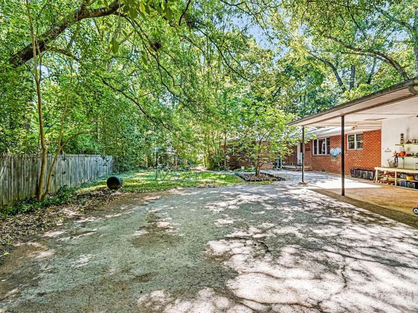 812 Saint Michaels Lane, Gastonia, NC 28052.  MLS# CAR4384333, YatesRealty ID 26518. 