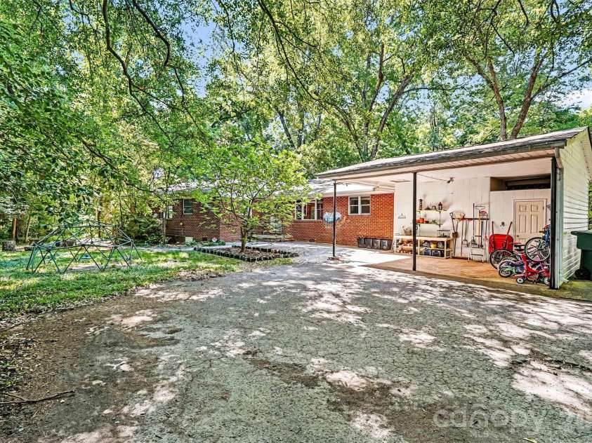 812 Saint Michaels Lane, Gastonia, NC 28052.  MLS# CAR4384333, YatesRealty ID 26518. 