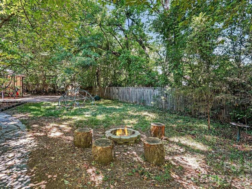 812 Saint Michaels Lane, Gastonia, NC 28052.  MLS# CAR4384333, YatesRealty ID 26518. 