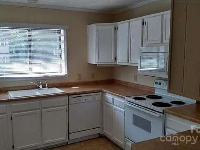 11 Lake Drive, Hendersonville, NC 28739.  MLS# CAR4278382, YatesRealty ID 26519. 