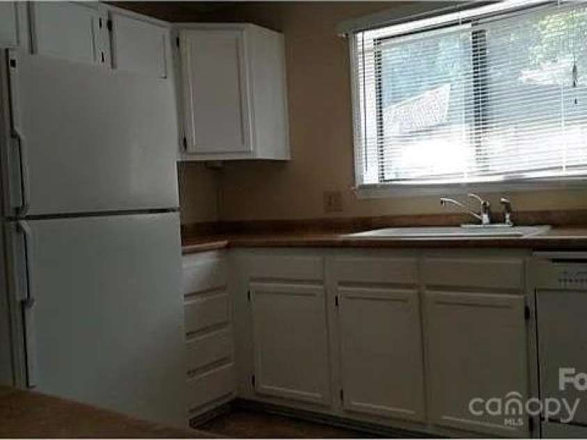 11 Lake Drive, Hendersonville, NC 28739.  MLS# CAR4278382, YatesRealty ID 26519. 