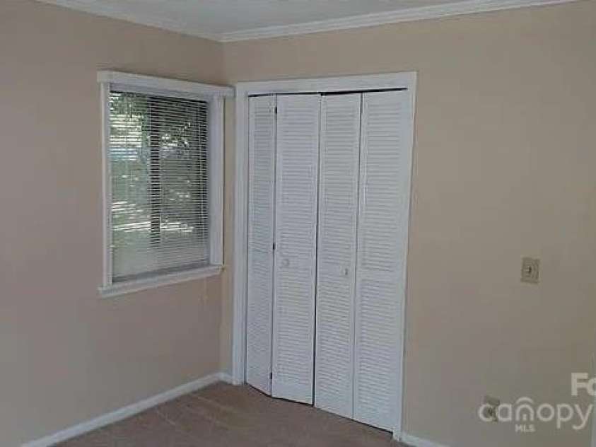 11 Lake Drive, Hendersonville, NC 28739.  MLS# CAR4278382, YatesRealty ID 26519. 