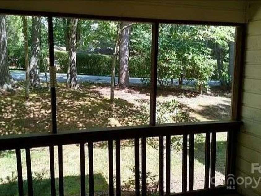 11 Lake Drive, Hendersonville, NC 28739.  MLS# CAR4278382, YatesRealty ID 26519. 