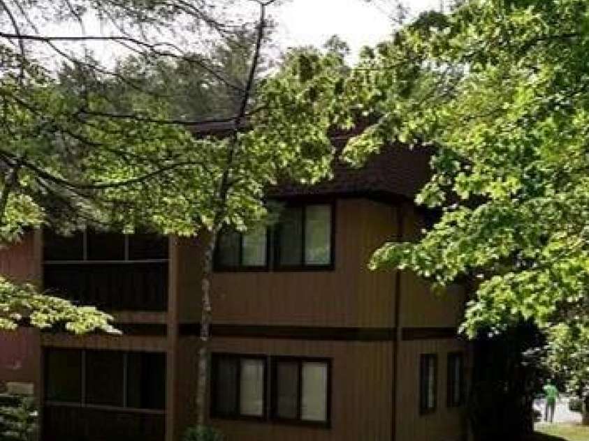 11 Lake Drive, Hendersonville, NC 28739.  MLS# CAR4278382, YatesRealty ID 26519. 