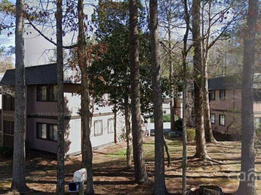 11 Lake Drive, Hendersonville, NC 28739.  MLS# CAR4278382, YatesRealty ID 26519. 