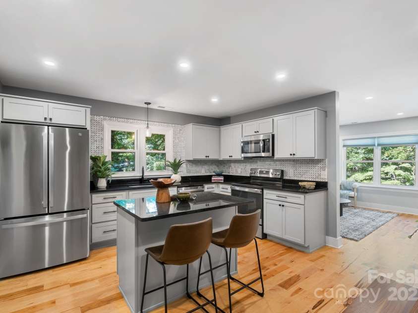 11 Upland Road, Asheville, NC 28804.  MLS# CAR4276545, YatesRealty ID 26522. Granite Countertops and and Stainless Appliances