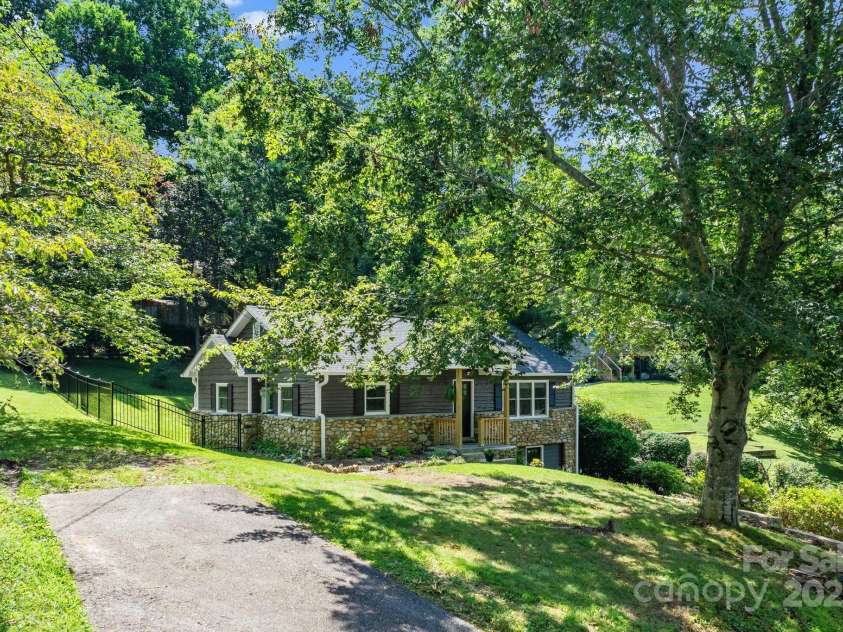 11 Upland Road, Asheville, NC 28804.  MLS# CAR4276545, YatesRealty ID 26522. Upper Driveway