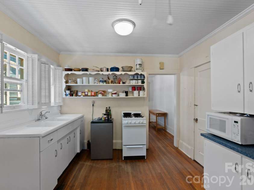 111 Norwood Avenue, Asheville, NC 28804.  MLS# CAR4384865, YatesRealty ID 26522. 