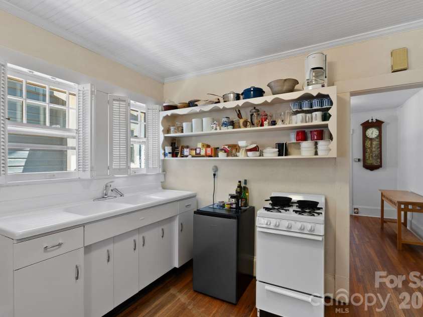 111 Norwood Avenue, Asheville, NC 28804.  MLS# CAR4384865, YatesRealty ID 26522. 