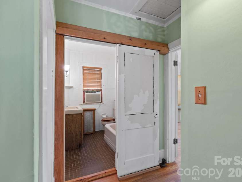 111 Norwood Avenue, Asheville, NC 28804.  MLS# CAR4384865, YatesRealty ID 26522. 