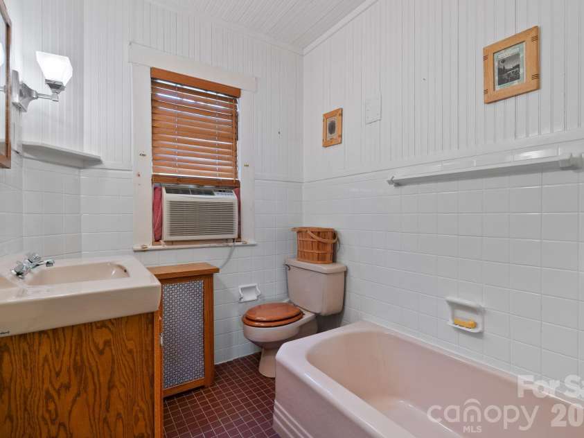 111 Norwood Avenue, Asheville, NC 28804.  MLS# CAR4384865, YatesRealty ID 26522. 