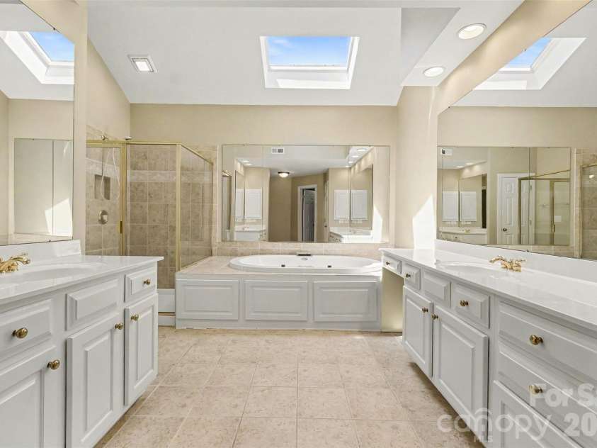 3111 Ethereal Lane, Charlotte, NC 28226.  MLS# CAR4383908, YatesRealty ID 26523. Primary En-suite