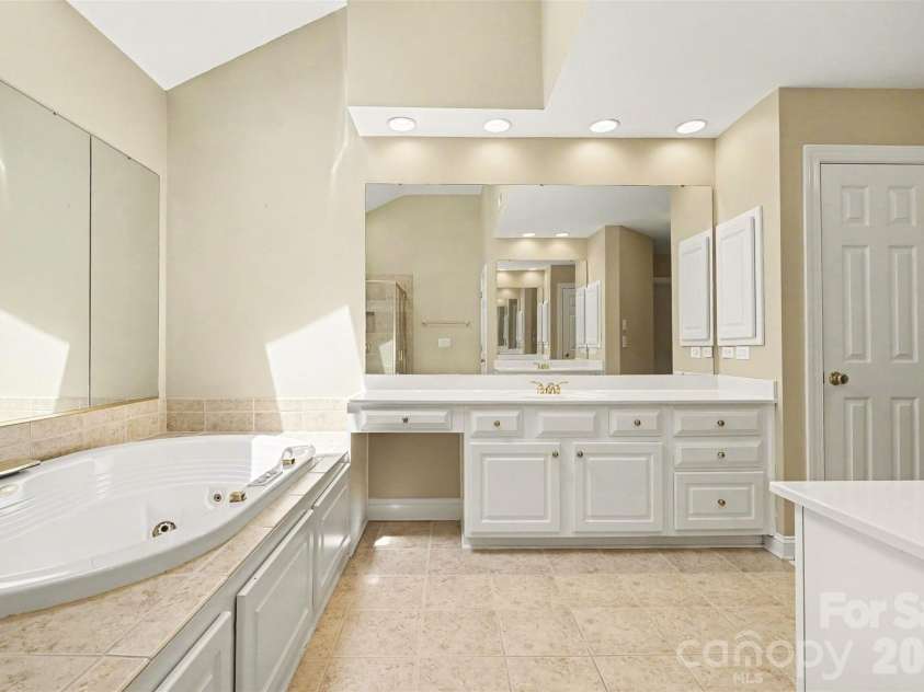 3111 Ethereal Lane, Charlotte, NC 28226.  MLS# CAR4383908, YatesRealty ID 26523. Primary En-suite