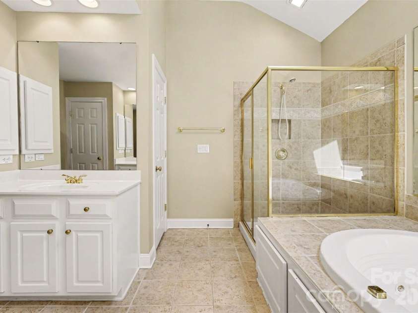 3111 Ethereal Lane, Charlotte, NC 28226.  MLS# CAR4383908, YatesRealty ID 26523. Primary En-suite