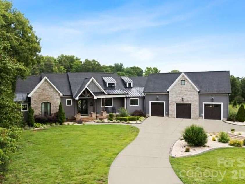 5200 Shoreview Drive, Concord, NC 28025.  MLS# CAR4386372, YatesRealty ID 26524. 