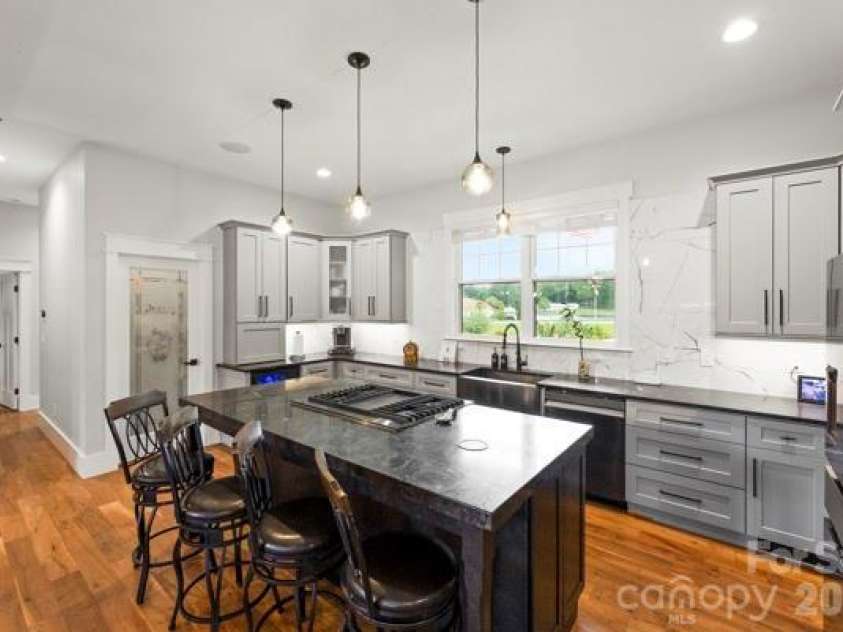 5200 Shoreview Drive, Concord, NC 28025.  MLS# CAR4386372, YatesRealty ID 26524. 