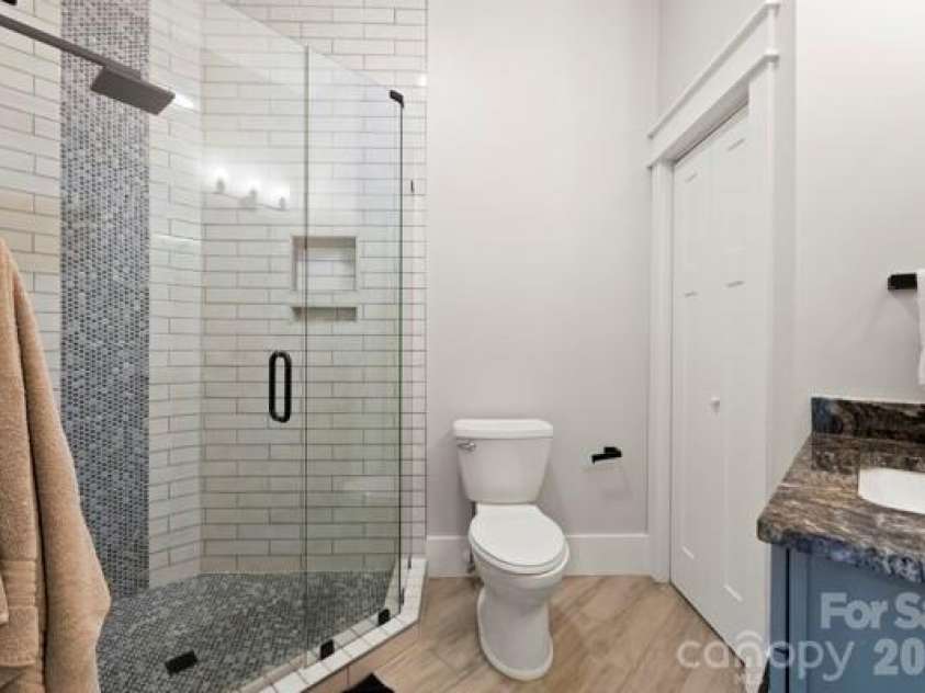 5200 Shoreview Drive, Concord, NC 28025.  MLS# CAR4386372, YatesRealty ID 26524. 